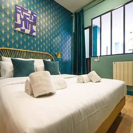 Beautiful Close To Eiffel Tower París