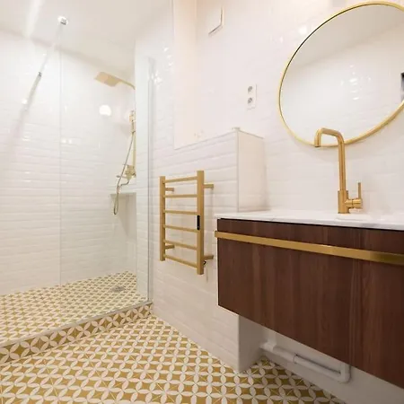 Beautiful Close To Eiffel Tower París