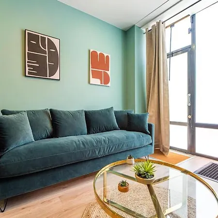 Beautiful Close To Eiffel Tower * París