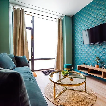 Beautiful Close To Eiffel Tower *