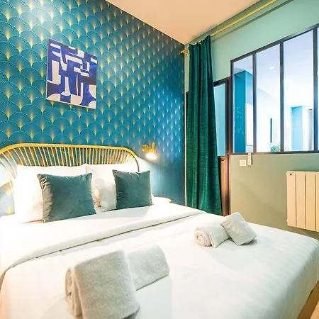 Beautiful Close To Eiffel Tower *